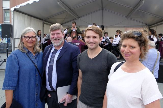 Im Vordergrund stehen vier Personen: Zwei Männer, Björn Maier, Gemeinderat von B90/die Grünen im Gerlinger Gemeinderat und Markus Rösler, der Landtagsabgeordnete für den Wahlkreis Vaihingen. Daneben stehen zwei Frauen, Angela Neuburger-Schäfer und Monja Sales Prado, beides Gemeinderätinnen für B90/die Grünen im Gerlinger Gemeinderat. Im Hintergrund sieht man den Gerlinger Bürgermeister Dirk Oestringer, mit einer großen Lederschürze, die er zum Bierfassanstich angezogen hat.