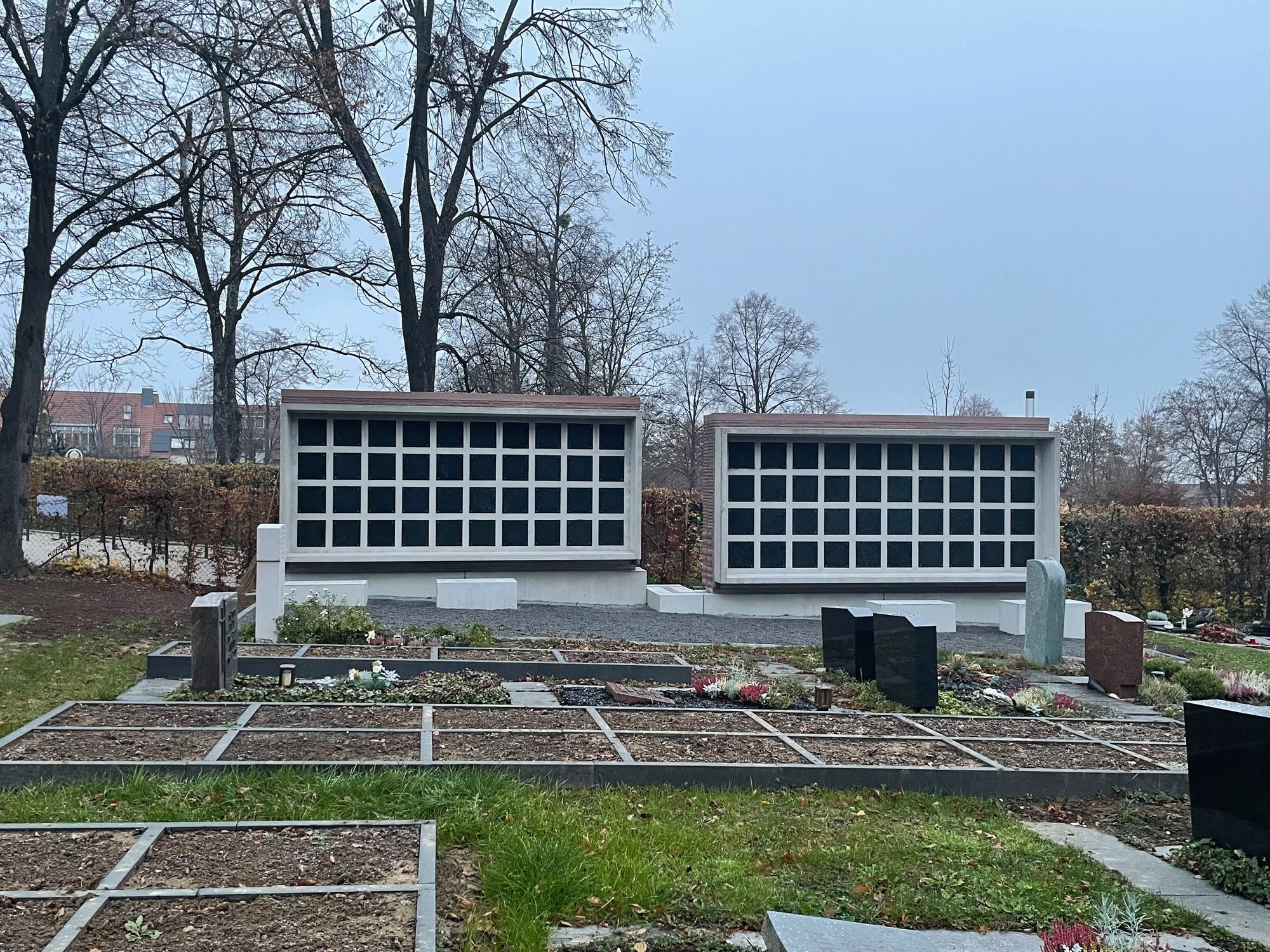 Auf dem neuen Teil des Gerlinger Friedhofes wurden zwei neue Kolumbarium-Wände aufgestellt. Die ca. 3 Meter hohen Wände sind mit rotem Sandstein verklickert. Die Türen zu den einzelnen Grabräumen sind mit schwarzen Metallplatten abgedeckt. 