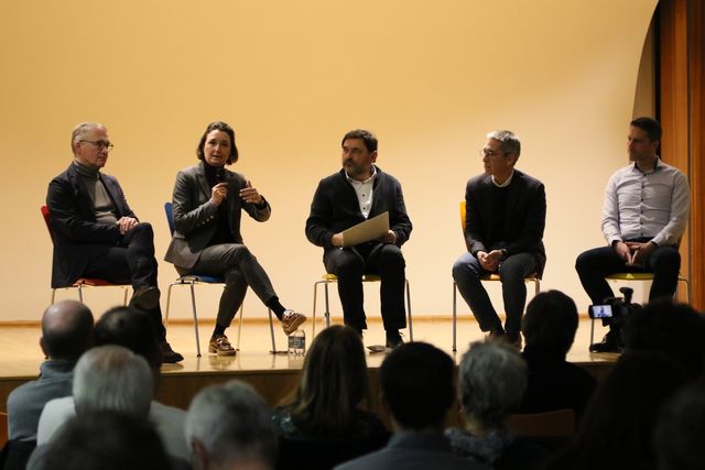 Podiumsdiskussion mit Wirtschaft, Politik und Verbrauchern zur E-Mobilität