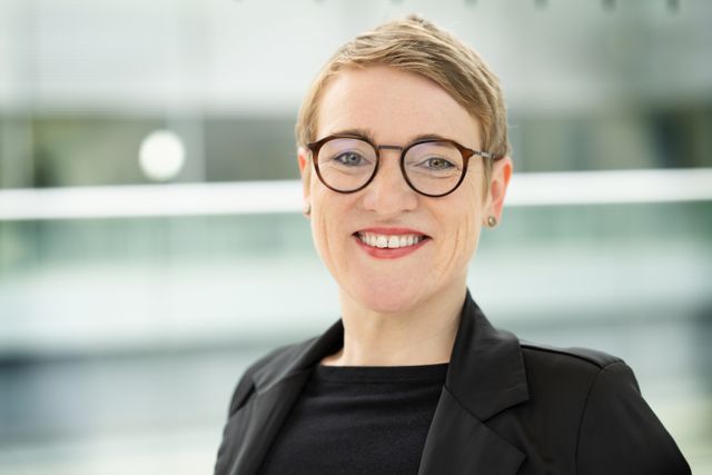 Bundestagsabgeordnete Simone Fischer in Gerlingen zu Gast – Hitzeschutz im Fokus